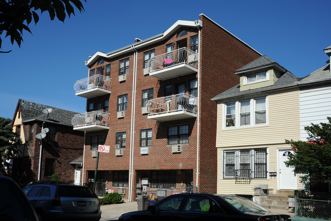 4009 68th St in Flushing, NY - Foto de edificio