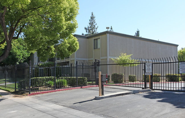 Summer Park Apartments in Fresno, CA - Building Photo - Building Photo