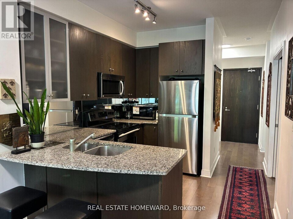 18 Yorkville Ave in Toronto, ON - Building Photo