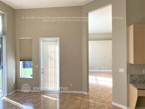 8444 S Lake Forest Dr in Davie, FL - Building Photo - Building Photo