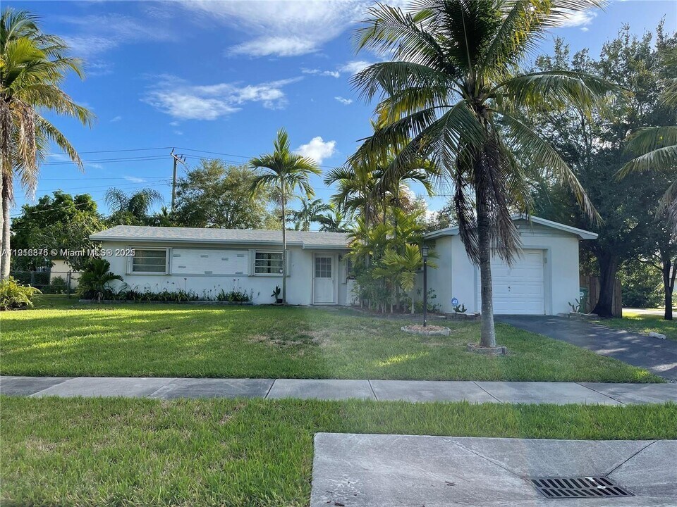 19700 Whispering Pines Rd in Cutler Bay, FL - Building Photo