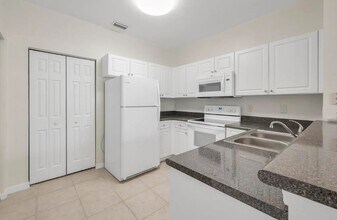 257 SE Kitching Cir in Stuart, FL - Foto de edificio - Building Photo