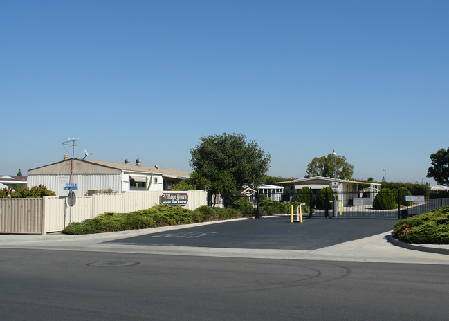 Village Grove Mobile Homes in Corona, CA - Foto de edificio - Building Photo