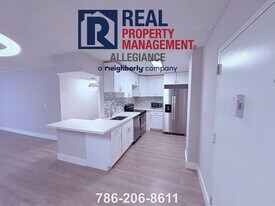 16465 NE 22nd Ave in Miami, FL - Building Photo