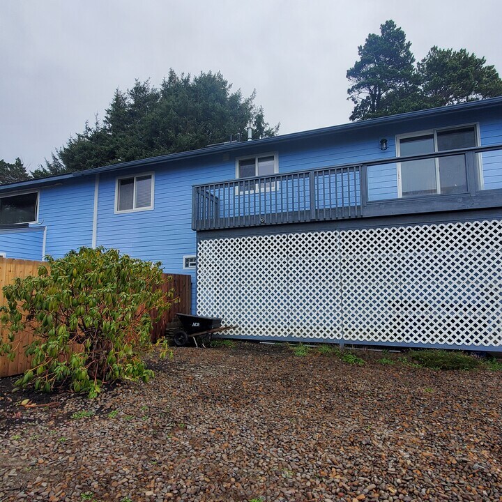 1935 NW 51st St in Lincoln City, OR - Building Photo