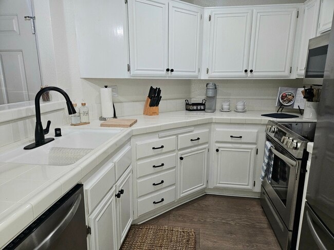 631 Oak Run Trl, Unit 310 in Oak Park, CA - Building Photo - Building Photo