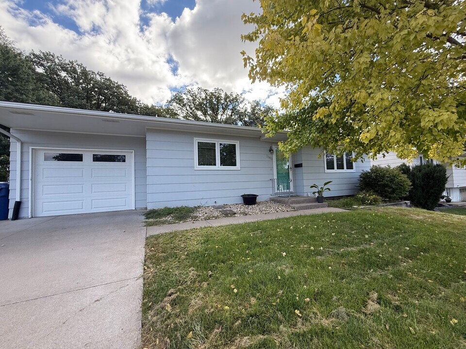 3363 Sunny Hill Dr in Bettendorf, IA - Building Photo