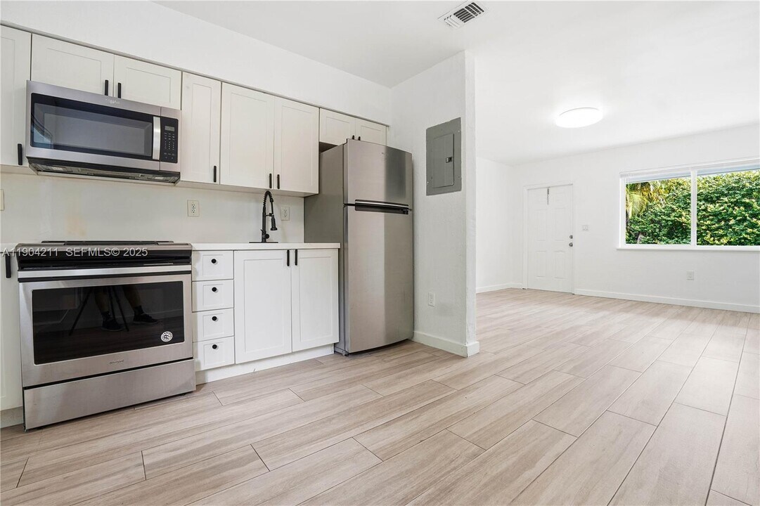 60 NW 42nd St in Miami, FL - Building Photo