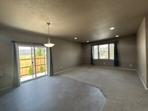 2590 NW Teak Pl in Redmond, OR - Building Photo - Building Photo
