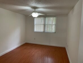 8215 Lake Dr, Unit 307 B in Doral, FL - Building Photo - Building Photo