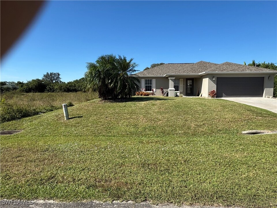 919 Chaplin Ave in Lehigh Acres, FL - Building Photo