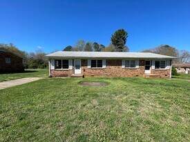 605 Lark Dr in Shelby, NC - Building Photo