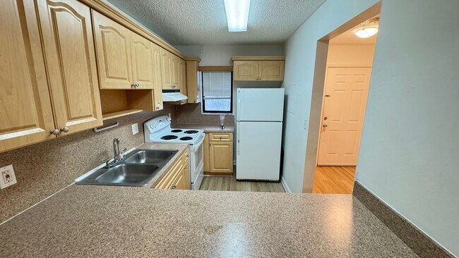 2319 W 60th St, Unit D203 in Hialeah, FL - Building Photo - Building Photo