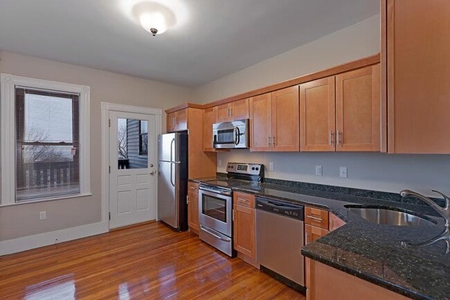94 Gladstone St, Unit 1 in Boston, MA - Foto de edificio - Building Photo