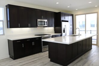 19512 Empire Ln in Northridge, CA - Foto de edificio - Building Photo