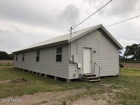 5207 Jefferson Island Rd in New Iberia, LA - Building Photo