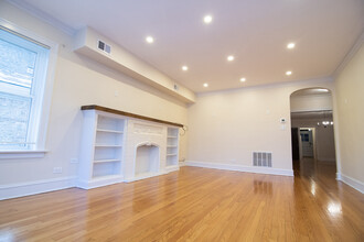 7534 N Oakley Ave, Unit 2 in Chicago, IL - Foto de edificio - Building Photo