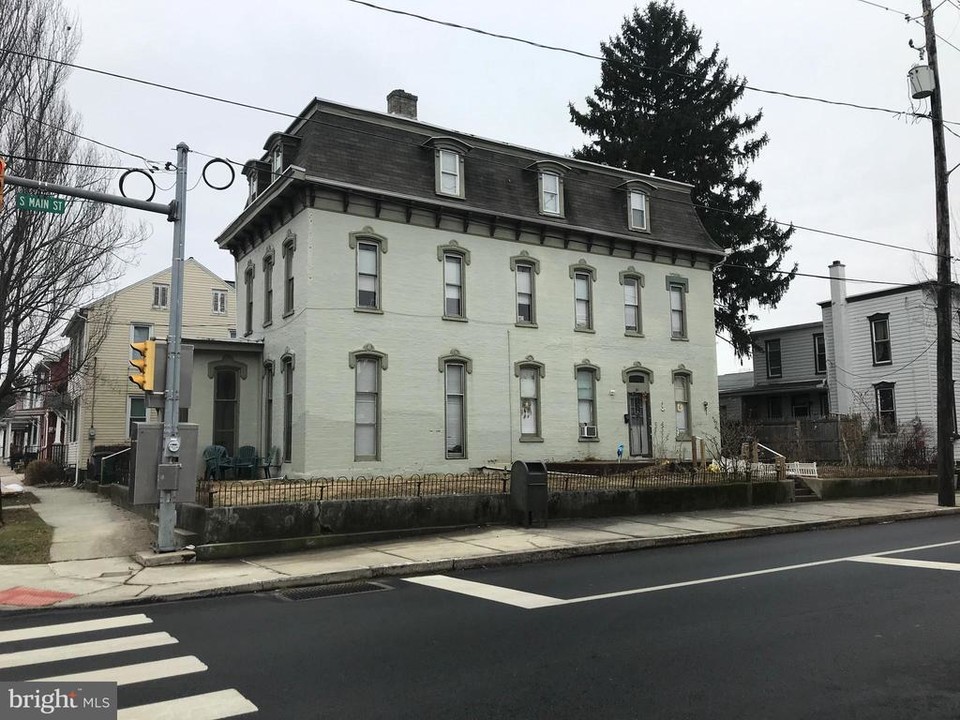 2 W Stiegel St in Manheim, PA - Building Photo