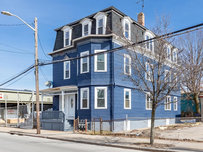 35 Valley St, Unit #2 in Providence, RI - Foto de edificio - Building Photo