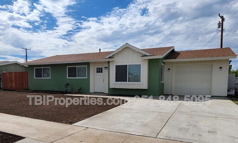1327 Berkeley Dr in Redlands, CA - Building Photo