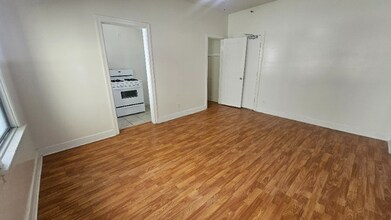 727 S Coronado St, Unit 307 in Los Angeles, CA - Foto de edificio - Building Photo