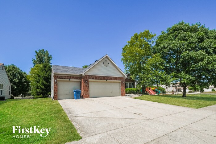 2302 Willowview Dr in Indianapolis, IN - Building Photo