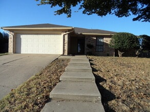913 Springhill Dr in Burleson, TX - Building Photo - Building Photo