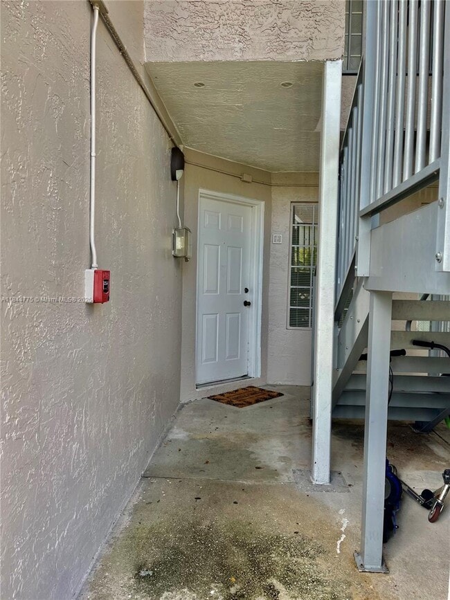 6725 NW 174th Terrace in Miami Gardens, FL - Foto de edificio - Building Photo