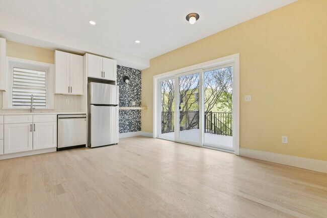 184 Paris St, Unit 3 in Boston, MA - Building Photo - Building Photo