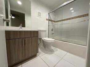18335 NW 68th Ave, Unit 700-519 in Hialeah, FL - Building Photo - Building Photo