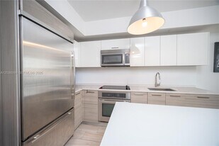 1300 Brickell Bay Dr in Miami, FL - Building Photo