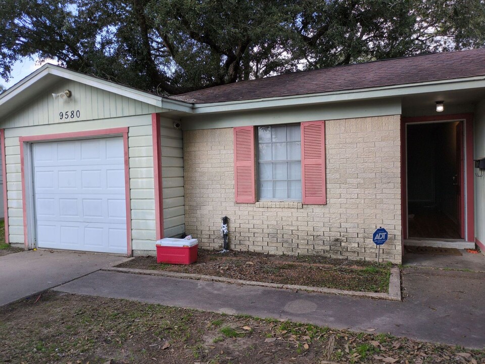 9580 Gardner St in Beaumont, TX - Building Photo