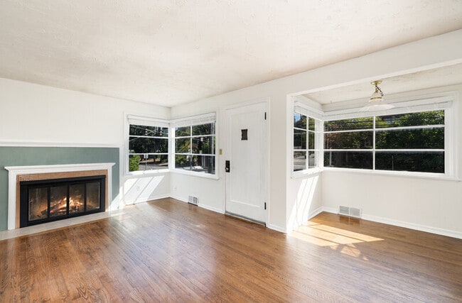 9125 5th Ave NE in Seattle, WA - Building Photo - Building Photo
