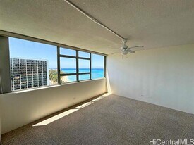2500 Kalakaua Ave in Honolulu, HI - Building Photo
