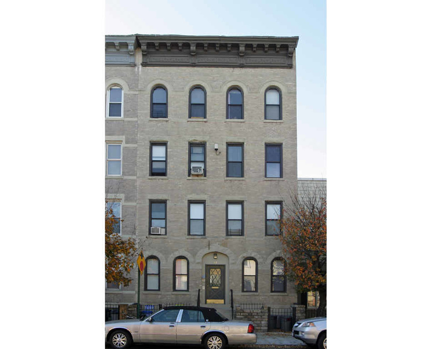 83 N Henry St in Brooklyn, NY - Building Photo