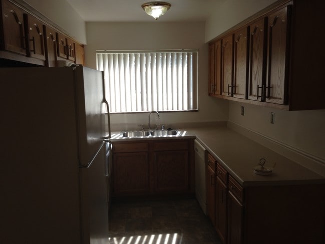 33300 Freedom Rd, Unit 12 country apartments in Farmington, MI - Building Photo - Building Photo