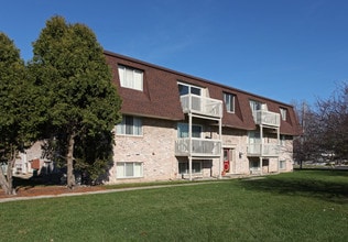 Whispering Pines Apartments in Grand Ledge, MI - Building Photo - Building Photo