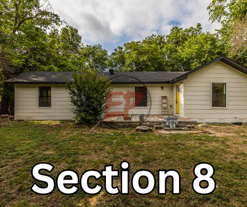 207 Joel Hooper Dr in Lorena, TX - Building Photo