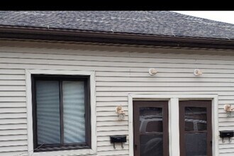 955 Border Ave, Unit 202 in Ellwood City, PA - Foto de edificio - Building Photo