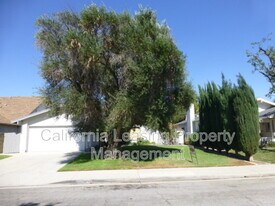 25314 Vía Saludo in Santa Clarita, CA - Building Photo
