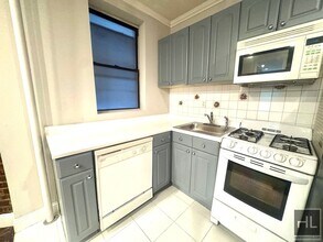 724 10th Ave in New York, NY - Building Photo - Building Photo