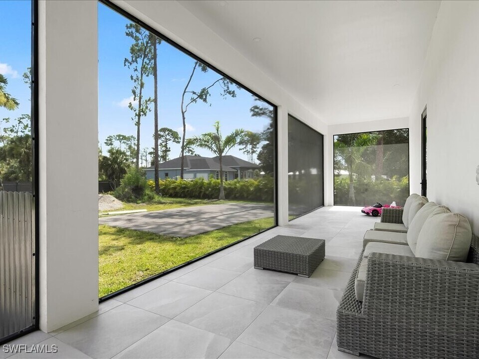 3363 16th Ave SE in Naples, FL - Foto de edificio