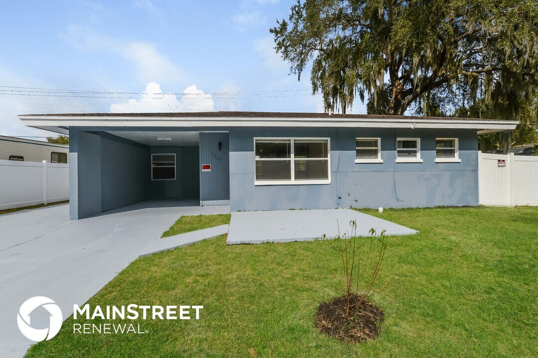 3665 Schwalbe Dr in Sarasota, FL - Building Photo