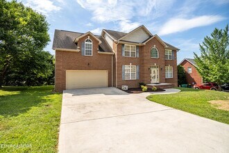 8334 Bay Gardens Ln in Knoxville, TN - Foto de edificio - Building Photo