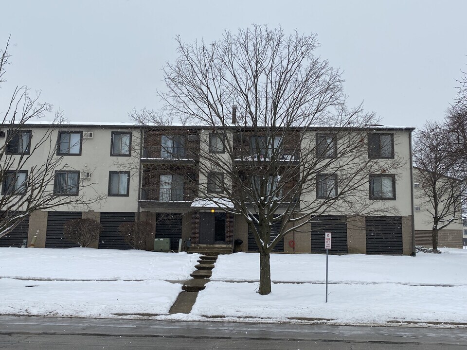 404 E Bailey Rd, Unit 203 in Naperville, IL - Building Photo