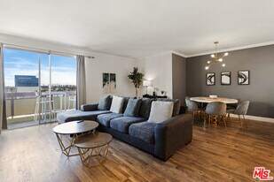 321 S San Vicente Blvd in Los Angeles, CA - Building Photo