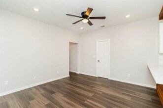 1030 N Bishop Ave in Dallas, TX - Building Photo - Building Photo
