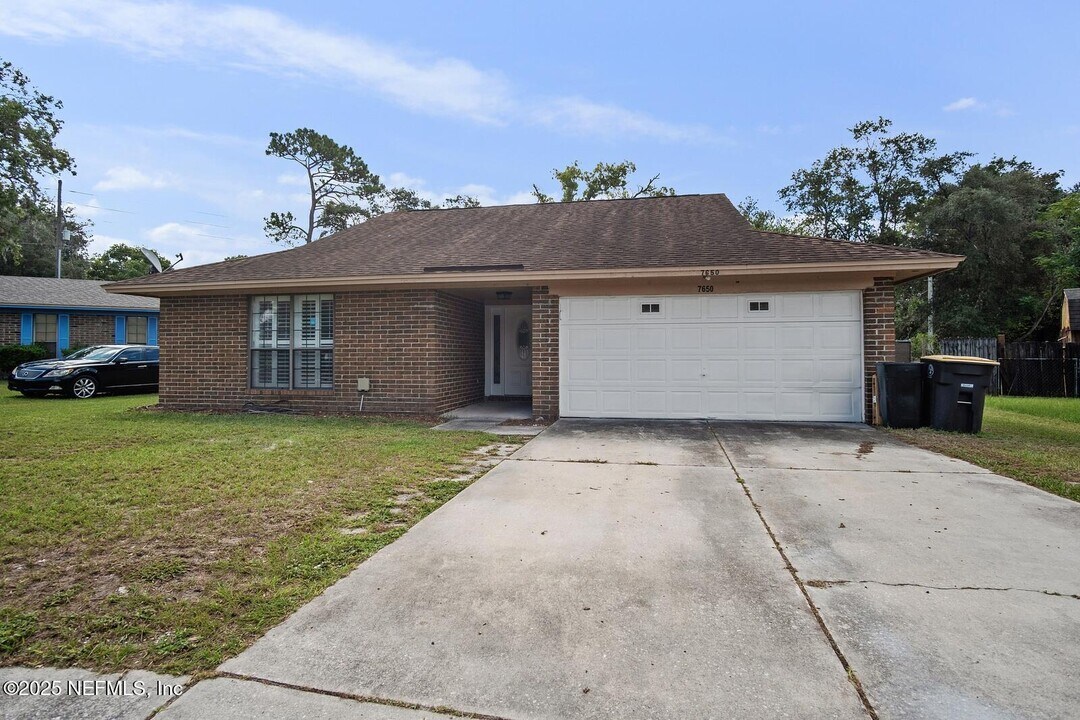 7650 Cranberry Ln S in Jacksonville, FL - Building Photo