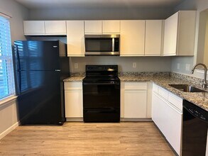 5121 W Woodmill Dr in Wilmington, DE - Building Photo - Building Photo