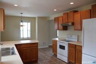 6 Sunnyside E Rd in Norwich, CT - Building Photo - Building Photo